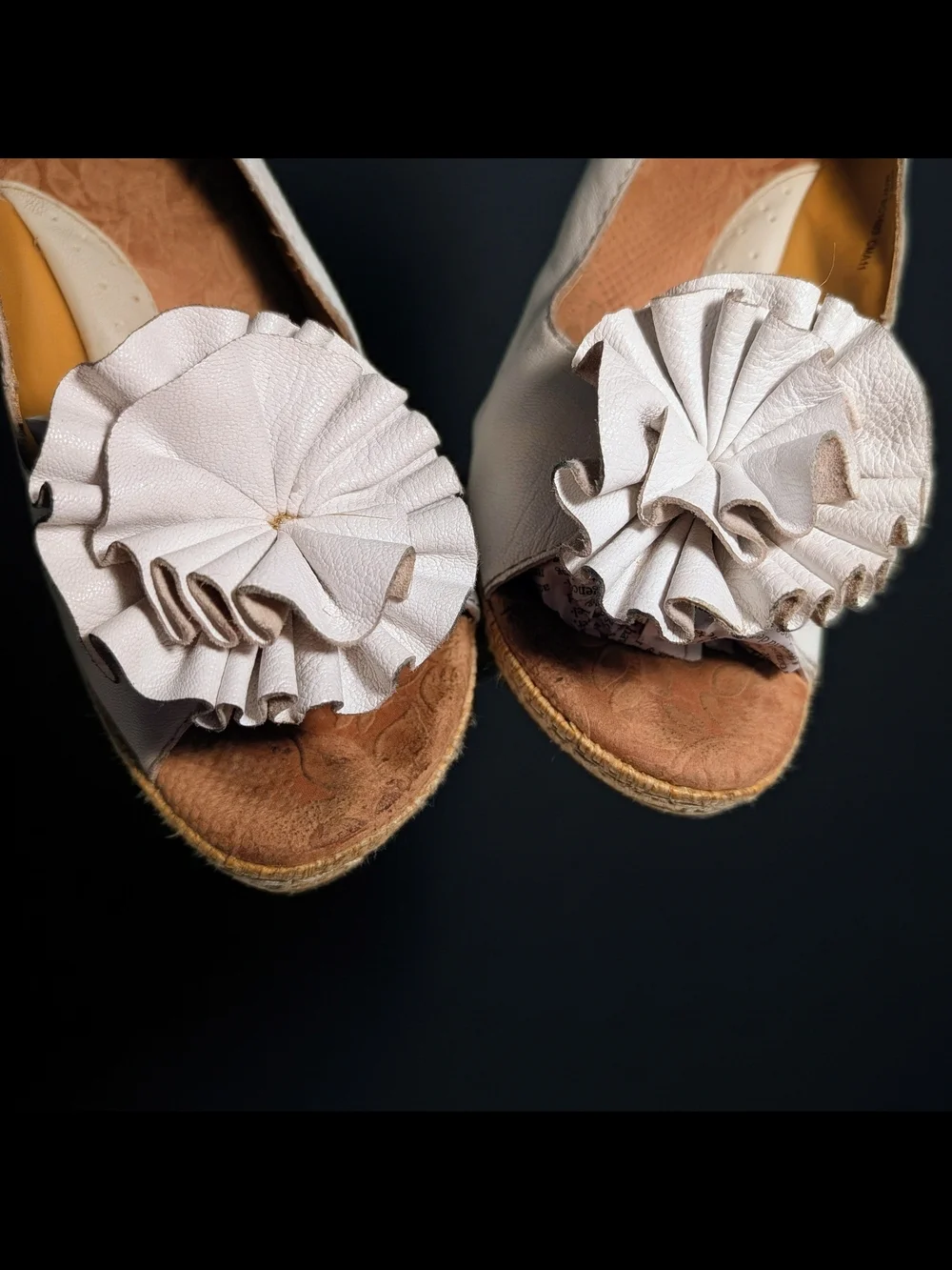 boc White Ruffle Leather Slingback Wedge Sandals Size 9